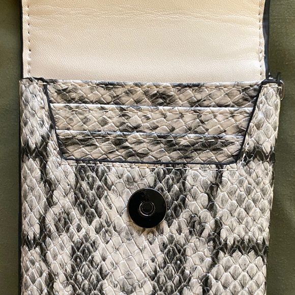 Snakeskin Pattern Crossbody Bag - Picture 2 of 3